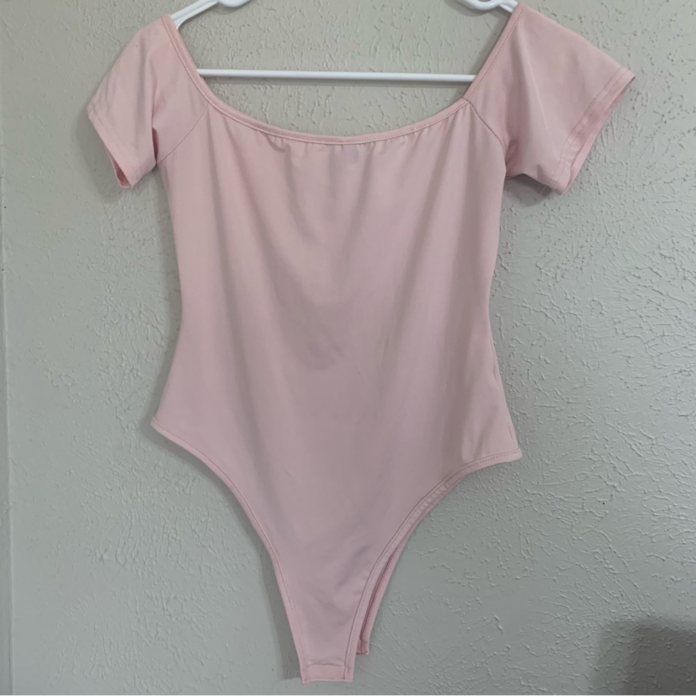 ❇️3/$30❇️ EUC Light Pink Off Shoulder Short Sleeve Stretchy Bodycon Bodysuit Top - Picture 5 of 8